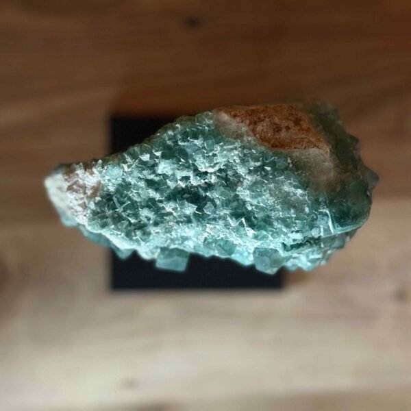 thersaurus, thesaurus edelstenen, heerlijk-eko, fluoriet, fuoriet op standaard, groene fluoriet, groene edelsteen