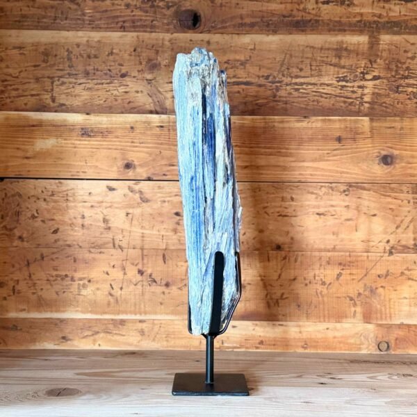 Thesaurus, Thesaurus edelstenen, heerlijk-eko, Heerlijk Wormerveer, Kyaniet, kristallen, edelstenen, kyaniet op standaard, standaard, uniek,