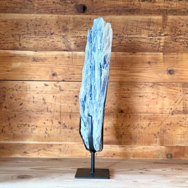 Thesaurus, Thesaurus edelstenen, heerlijk-eko, Heerlijk Wormerveer, Kyaniet, kristallen, edelstenen, kyaniet op standaard, standaard, uniek,