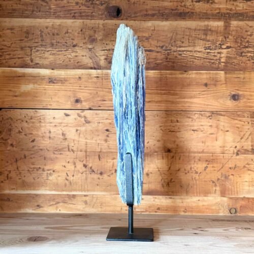 Thesaurus, Thesaurus edelstenen, heerlijk-eko, Heerlijk Wormerveer, Kyaniet, kristallen, edelstenen, kyaniet op standaard, standaard, uniek,