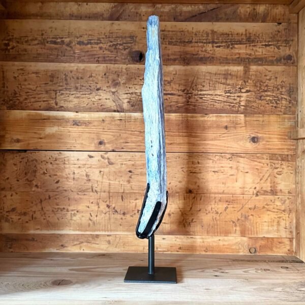 IMG_4439-2 Thesaurus, Thesaurus edelstenen, heerlijk-eko, Heerlijk Wormerveer, Kyaniet, kristallen, edelstenen, kyaniet op standaard, standaard, uniek,