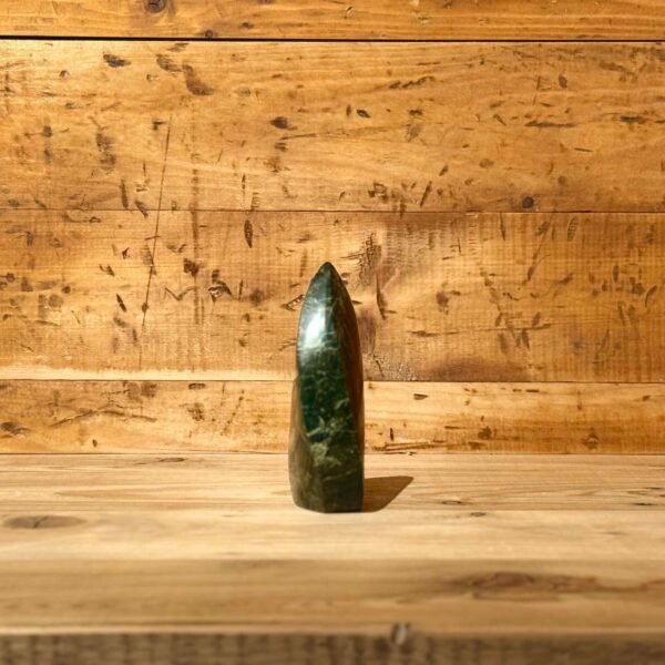 Thesaurus, Thesaurus edelstenen, Heerlijk-eko, Heerlijk Wormerveer, fuchsiet, fuchsiet vlam, sculptuur, beeldhouwwerk, edelsteen, edelstenen beeldwerk, edelstenen