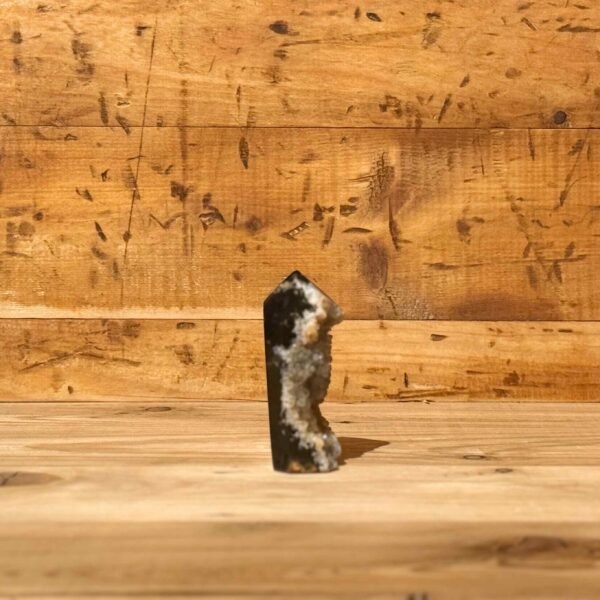 Thesaurus, Thesaurus edelstenen, Heerlijk-eko, Heerlijk Wormerveer, zwarte agaat, agaat, puntje, punt, uit gekristalliseerd, kristalvorming, gekristalliseerd