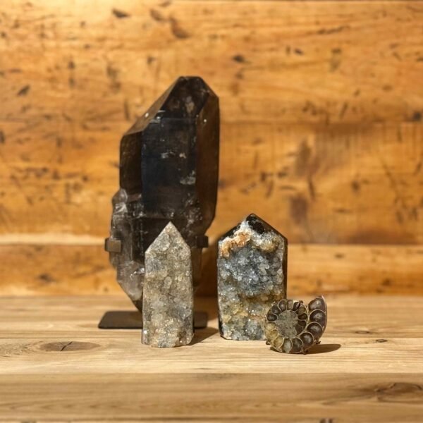 Thesaurus, Thesaurus edelstenen, Heerlijk-eko, Heerlijk Wormerveer, zwarte agaat, agaat, puntje, punt, uit gekristalliseerd, kristalvorming, gekristalliseerd