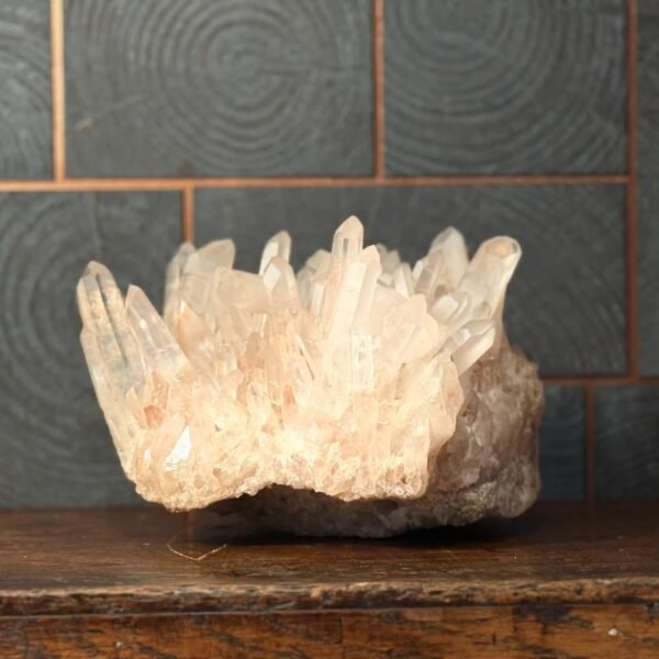 IMG_4961-2 Thesaurus, Thesaurus edelstenen, Heerlijk-eko, Heerlijk Wormerveer, bergkristal, bergkristal cluster, uniek, dubbeleinder, ruwe bergkristal, interieur, fantastisch, grote bergkristal cluster, bergkristalcluster