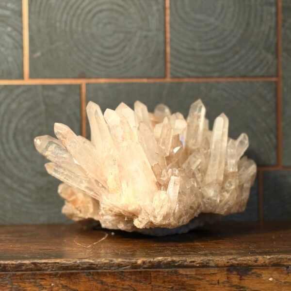 IMG_4962-2 Thesaurus, Thesaurus edelstenen, Heerlijk-eko, Heerlijk Wormerveer, bergkristal, bergkristal cluster, uniek, dubbeleinder, ruwe bergkristal, interieur, fantastisch, grote bergkristal cluster, bergkristalcluster