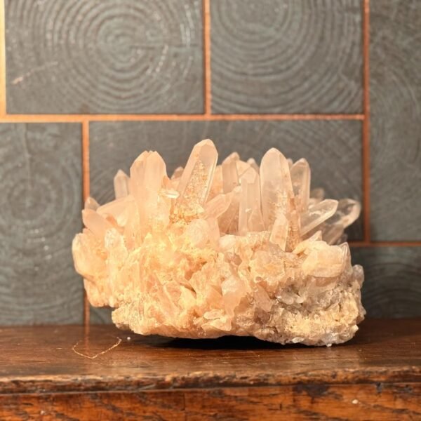 IMG_4965-2 Thesaurus, Thesaurus edelstenen, Heerlijk-eko, Heerlijk Wormerveer, bergkristal, bergkristal cluster, uniek, dubbeleinder, ruwe bergkristal, interieur, fantastisch, grote bergkristal cluster, bergkristalcluster