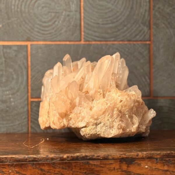 IMG_4966-2 Thesaurus, Thesaurus edelstenen, Heerlijk-eko, Heerlijk Wormerveer, bergkristal, bergkristal cluster, uniek, dubbeleinder, ruwe bergkristal, interieur, fantastisch, grote bergkristal cluster, bergkristalcluster