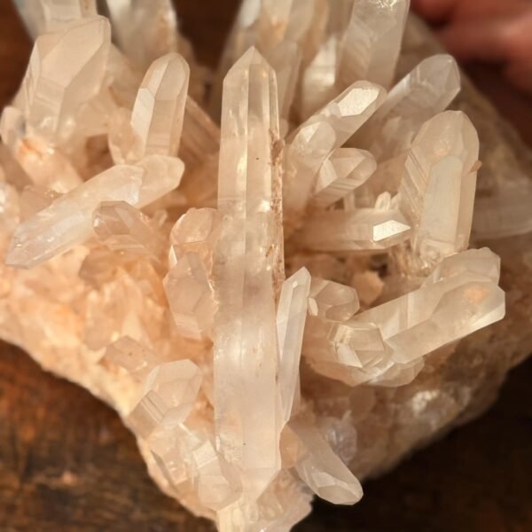 IMG_4973-2 Thesaurus, Thesaurus edelstenen, Heerlijk-eko, Heerlijk Wormerveer, bergkristal, bergkristal cluster, uniek, dubbeleinder, ruwe bergkristal, interieur, fantastisch, grote bergkristal cluster, bergkristalcluster