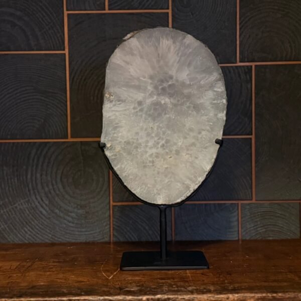 IMG_4978-2 Thesaurus, Thesaurus edelstenen, Heerlijk-eko, Heerlijk Wormerveer, agaat, agaat op standaard, gekristalliseerd, interieur, standaard, agaatschijf, agaat schijf, agaat plak,