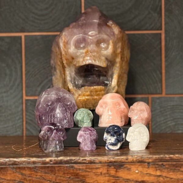 Thesaurus, Thesaurus edelstenen, Heerlijk-eko, Heerlijk Wormerveer, amethist, schedel, skull, spiritueel, spirituele, Amethist schedel, schreeuw, grote schedel, unieke schedel, uniek unieke, roze kwarts, rozzekwarts, fluoriet, sodaliet