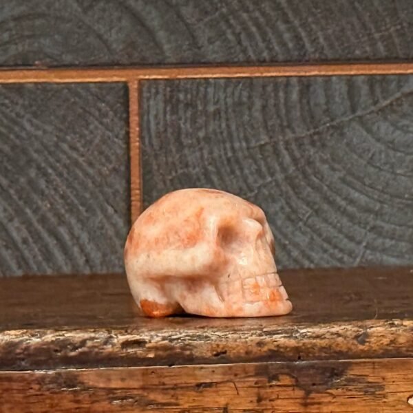 IMG_5151-2 Thesaurus, Thesaurus edelstenen, Heerlijk-eko, Heerlijk Wormerveer, zonnesteen schedel, schedel skull, zonnesteen,