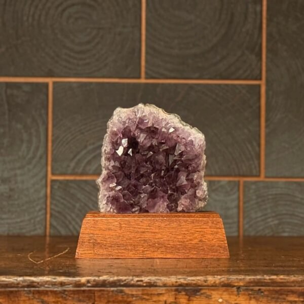 Thesaurus, Thesaurus edelstenen, edelstenen, Heerlijk Wormerveer, amethist, houten voet, sokkel, ruwe amethist,