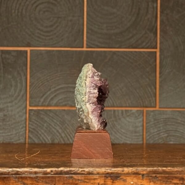 Thesaurus, Thesaurus edelstenen, edelstenen, Heerlijk Wormerveer, amethist, houten voet, sokkel, ruwe amethist,