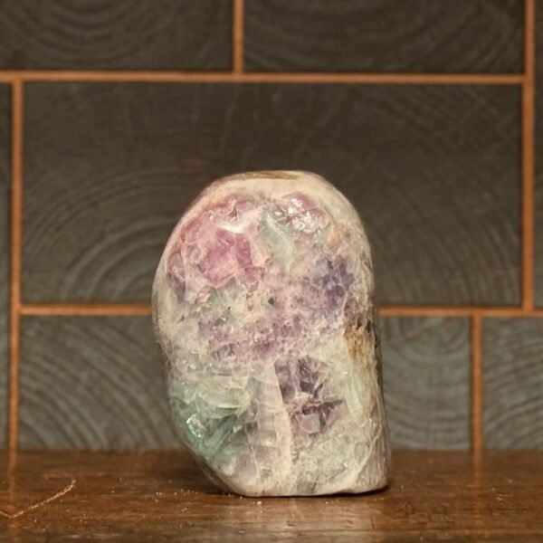 Thesaurus, Thesaurus edelstenen, edelstenen, Heerlijk Wormerveer, floutier, gepolijst, ruw, ruwe, groene fluoriet, paarse fluoriet, sculptuur, vrije vorm,