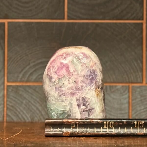 Thesaurus, Thesaurus edelstenen, edelstenen, Heerlijk Wormerveer, floutier, gepolijst, ruw, ruwe, groene fluoriet, paarse fluoriet, sculptuur, vrije vorm,