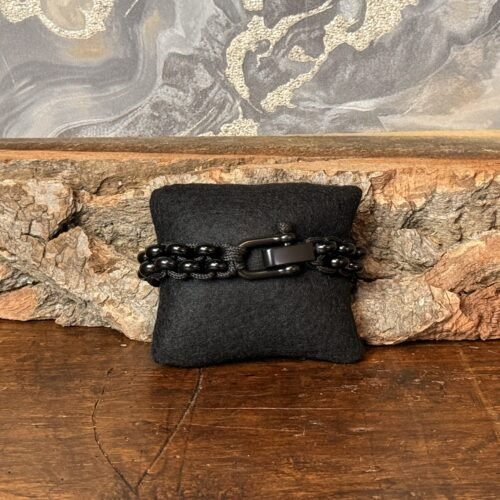 IMG_5334-2 Thesaurus, Thesaurus edelstenen, edelstenen, Heerlijk Wormerveer, , armband, mannen armband, stoere armband, paracord, robuust, robuuste armband, persoonlijk, uniek, gepersonaliseerd, gepersonaliseerde armband, duurzaam, stevige armband, zwarte agaat, agaat, mat zwart, harpsluiting