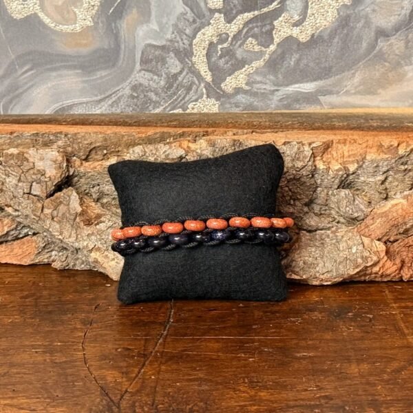 IMG_5338-2 Thesaurus, Thesaurus edelstenen, edelstenen, Heerlijk Wormerveer, , armband, mannen armband, stoere armband, paracord, robuust, robuuste armband, persoonlijk, uniek, gepersonaliseerd, gepersonaliseerde armband, duurzaam, stevige armband, zwarte agaat, agaat, mat zwart, harpsluiting, blauwstroom, goudstroom