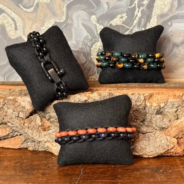 Thesaurus, Thesaurus edelstenen, edelstenen, Heerlijk Wormerveer, , armband, mannen armband, stoere armband, paracord, robuust, robuuste armband, persoonlijk, uniek, gepersonaliseerd, gepersonaliseerde armband, duurzaam, stevige armband, zwarte agaat, agaat, mat zwart, harpsluiting, blauwstroom, goudstroom, mosagaat, tijgeroog