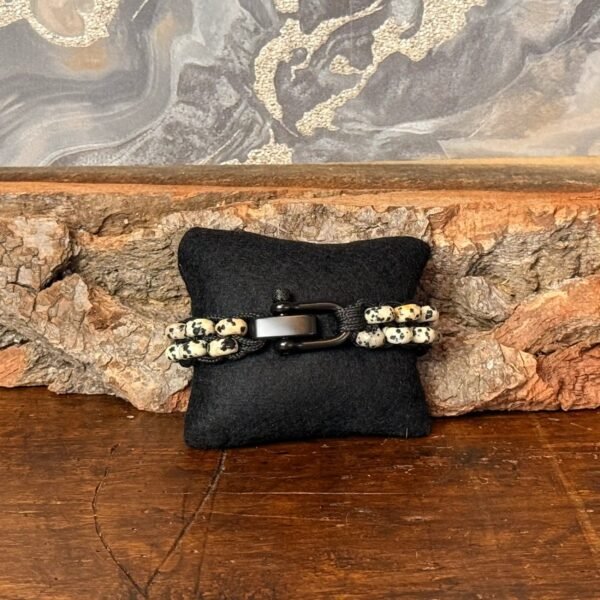 Thesaurus, Thesaurus edelstenen, edelstenen, Heerlijk Wormerveer, , armband, mannen armband, stoere armband, paracord, robuust, robuuste armband, persoonlijk, uniek, gepersonaliseerd, gepersonaliseerde armband, duurzaam, stevige armband, zwarte agaat, agaat, mat zwart, harpsluiting, dalmatiër jaspis