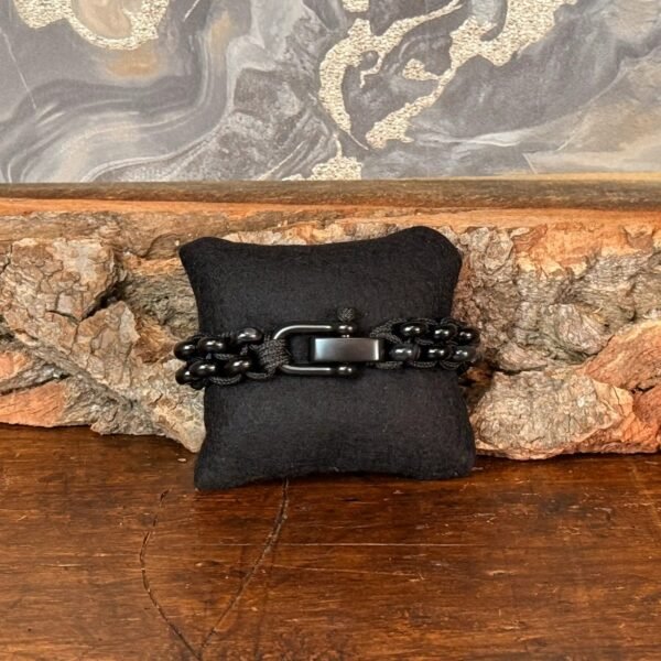 Thesaurus, Thesaurus edelstenen, edelstenen, Heerlijk Wormerveer, , armband, mannen armband, stoere armband, paracord, robuust, robuuste armband, persoonlijk, uniek, gepersonaliseerd, gepersonaliseerde armband, duurzaam, stevige armband, mat zwart, harpsluiting, zwarte agaat, agaat,