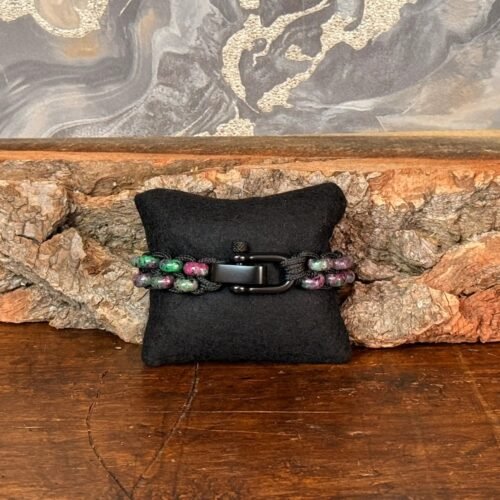 IMG_5346-2 Thesaurus, Thesaurus edelstenen, edelstenen, Heerlijk Wormerveer, , armband, mannen armband, stoere armband, paracord, robuust, robuuste armband, persoonlijk, uniek, gepersonaliseerd, gepersonaliseerde armband, duurzaam, stevige armband, zwarte agaat, agaat, mat zwart, RVS, geborsteld RVS, gepolijst RVS, harpsluiting, zoisiet met robijn, zoisiet, robijn