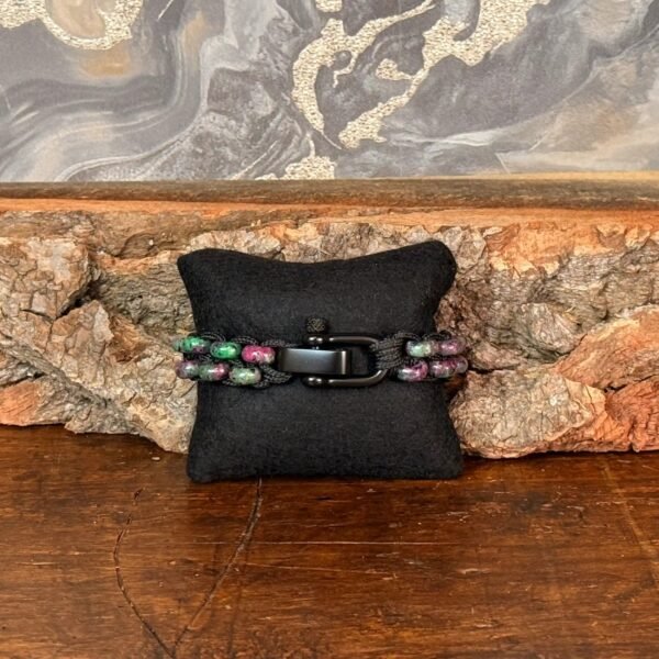 IMG_5346-2 Thesaurus, Thesaurus edelstenen, edelstenen, Heerlijk Wormerveer, , armband, mannen armband, stoere armband, paracord, robuust, robuuste armband, persoonlijk, uniek, gepersonaliseerd, gepersonaliseerde armband, duurzaam, stevige armband, zwarte agaat, agaat, mat zwart, RVS, geborsteld RVS, gepolijst RVS, harpsluiting, zoisiet met robijn, zoisiet, robijn