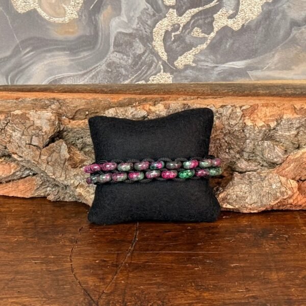 IMG_5347-2 Thesaurus, Thesaurus edelstenen, edelstenen, Heerlijk Wormerveer, , armband, mannen armband, stoere armband, paracord, robuust, robuuste armband, persoonlijk, uniek, gepersonaliseerd, gepersonaliseerde armband, duurzaam, stevige armband, zwarte agaat, agaat, mat zwart, RVS, geborsteld RVS, gepolijst RVS, harpsluiting, zoisiet met robijn, zoisiet, robijn