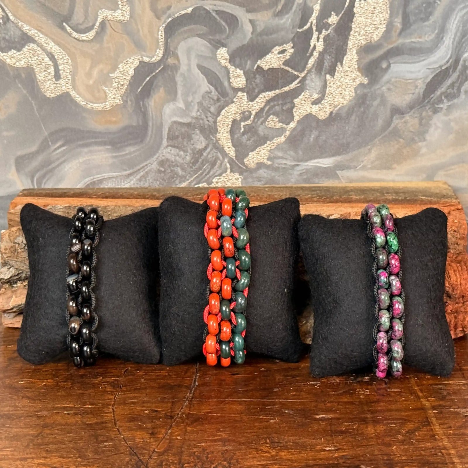 IMG_5348-2 Thesaurus, Thesaurus edelstenen, edelstenen, Heerlijk Wormerveer, , armband, mannen armband, stoere armband, paracord, robuust, robuuste armband, persoonlijk, uniek, gepersonaliseerd, gepersonaliseerde armband, duurzaam, stevige armband, zwarte agaat, agaat, mat zwart, harpsluiting, rode jaspis, mosagaat, agaat, groene agaat, zwarte agaat, zoisiet met robijn, zoisiet, robijn