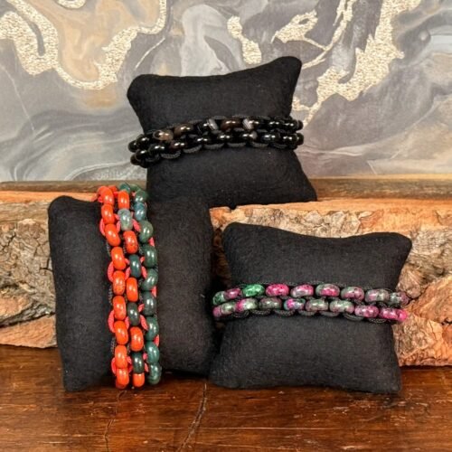 IMG_5349-2 Thesaurus, Thesaurus edelstenen, edelstenen, Heerlijk Wormerveer, , armband, mannen armband, stoere armband, paracord, robuust, robuuste armband, persoonlijk, uniek, gepersonaliseerd, gepersonaliseerde armband, duurzaam, stevige armband, zwarte agaat, agaat, mat zwart, harpsluiting, rode jaspis, mosagaat, agaat, groene agaat, zwarte agaat, zoisiet met robijn, zoisiet, robijn