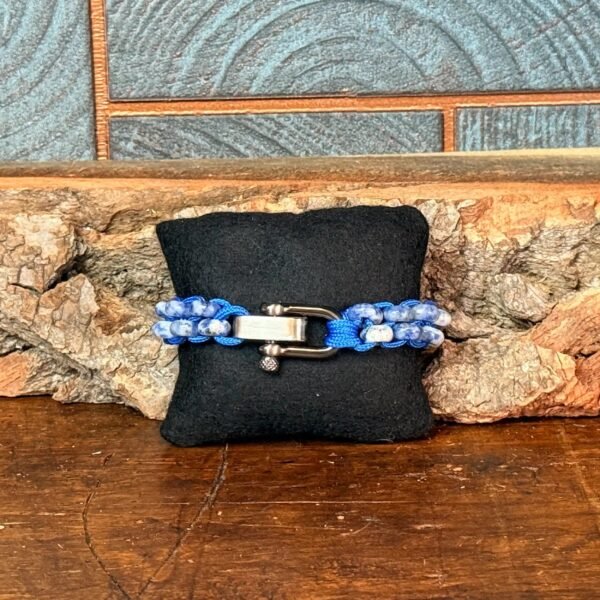 IMG_5376-2 Thesaurus, Thesaurus edelstenen, edelstenen, Heerlijk Wormerveer, mannen armband, stoere armband, paracord, robuust, robuuste armband, uniek, gepersonaliseerd, gepersonaliseerde armband, stevige armband, harpsluiting, RVS sluiting, RVS harpsluiting, sodaliet