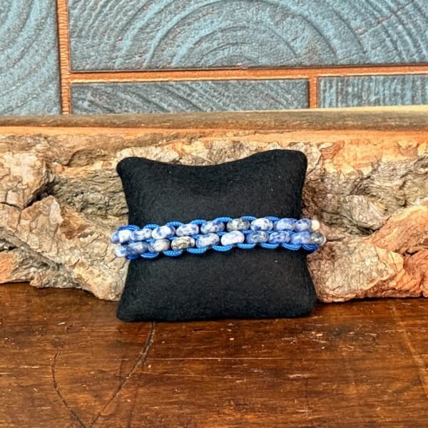 IMG_5377-2 Thesaurus, Thesaurus edelstenen, edelstenen, Heerlijk Wormerveer, mannen armband, stoere armband, paracord, robuust, robuuste armband, uniek, gepersonaliseerd, gepersonaliseerde armband, stevige armband, harpsluiting, RVS sluiting, RVS harpsluiting, sodaliet