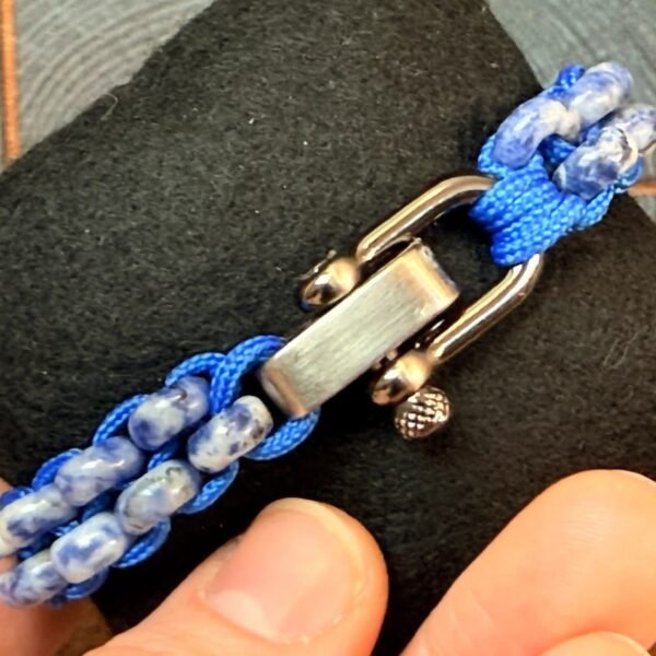 IMG_5380-2 Thesaurus, Thesaurus edelstenen, edelstenen, Heerlijk Wormerveer, mannen armband, stoere armband, paracord, robuust, robuuste armband, uniek, gepersonaliseerd, gepersonaliseerde armband, stevige armband, harpsluiting, RVS sluiting, RVS harpsluiting, sodaliet