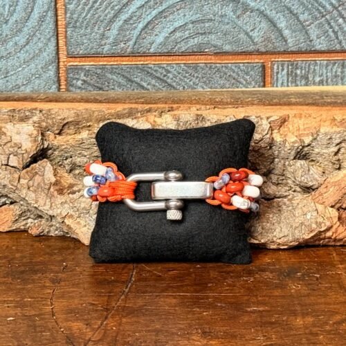 IMG_5408-2 Thesaurus, Thesaurus edelstenen, edelstenen, Heerlijk Wormerveer, mannen armband, stoere armband, paracord, robuust, robuuste armband, uniek, gepersonaliseerd, gepersonaliseerde armband, stevige armband, howliet, sodaliet, tijgeroog, oranje, nerderlandse, nederlands