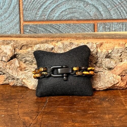 IMG_5413-2 Thesaurus, Thesaurus edelstenen, edelstenen, Heerlijk Wormerveer, armband, mannen armband, stoere armband, paracord, robuust, robuuste armband, uniek, gepersonaliseerd, gepersonaliseerde armband, stevige armband, harpsluiting, RVS sluiting, tijgeroog,