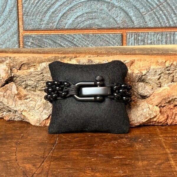 IMG_5420-2 Thesaurus, Thesaurus edelstenen, edelstenen, Heerlijk Wormerveer, armband, mannen armband, stoere armband, paracord, robuust, robuuste armband, uniek, gepersonaliseerd, gepersonaliseerde armband, stevige armband, harpsluiting, RVS sluiting, zwarte agaat, agaat, tripple black