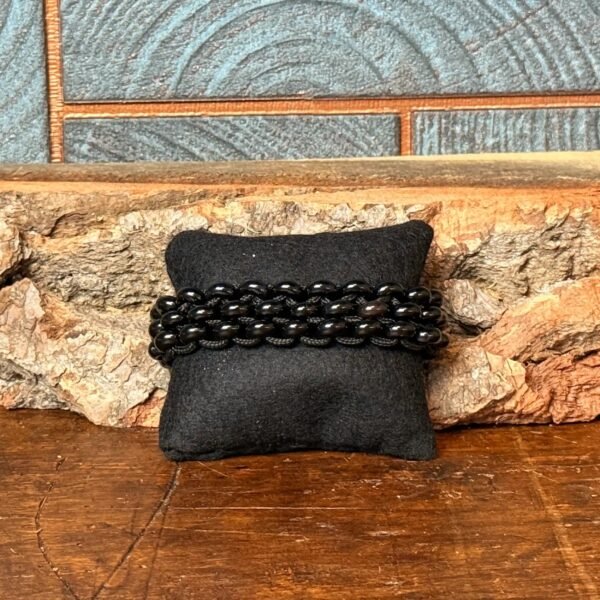 IMG_5421-2 Thesaurus, Thesaurus edelstenen, edelstenen, Heerlijk Wormerveer, armband, mannen armband, stoere armband, paracord, robuust, robuuste armband, uniek, gepersonaliseerd, gepersonaliseerde armband, stevige armband, harpsluiting, RVS sluiting, zwarte agaat, agaat, tripple black