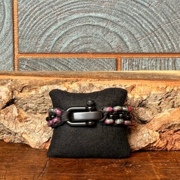 Thesaurus, Thesaurus edelstenen, edelstenen, Heerlijk Wormerveer, armband, mannen armband, stoere armband, paracord, robuust, robuuste armband, uniek, gepersonaliseerd, gepersonaliseerde armband, stevige armband, harpsluiting, RVS sluiting, zwarte agaat, agaat, zoisiet met robijn, zoisiet, robijn