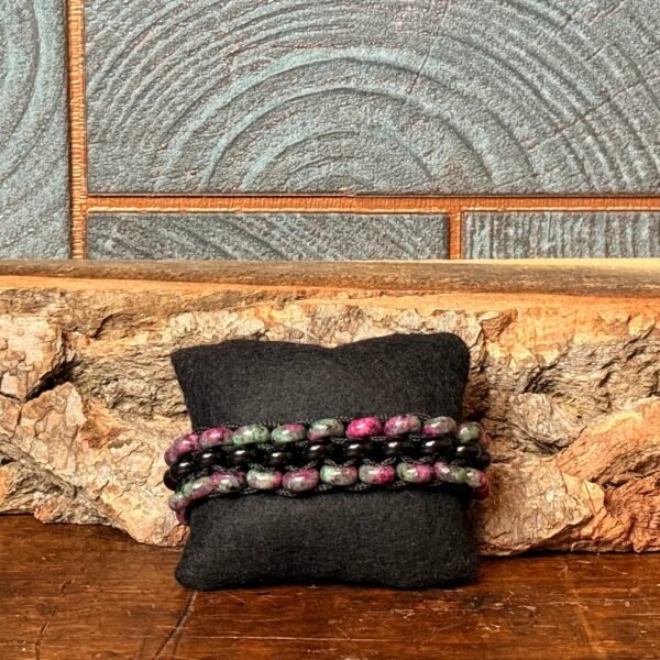 Thesaurus, Thesaurus edelstenen, edelstenen, Heerlijk Wormerveer, armband, mannen armband, stoere armband, paracord, robuust, robuuste armband, uniek, gepersonaliseerd, gepersonaliseerde armband, stevige armband, harpsluiting, RVS sluiting, zwarte agaat, agaat, zoisiet met robijn, zoisiet, robijn